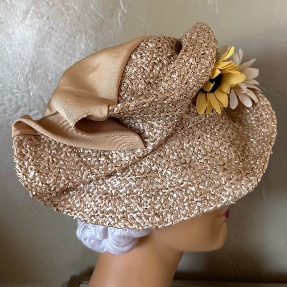 UNIQUE 1930s' BEIGE STRAW & GROSGRAIN ASYMMETRICAL HAT + FABRIC "DAISIES" - Picture 3 of 12